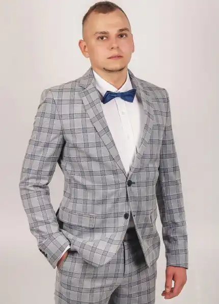 Costum în carouri